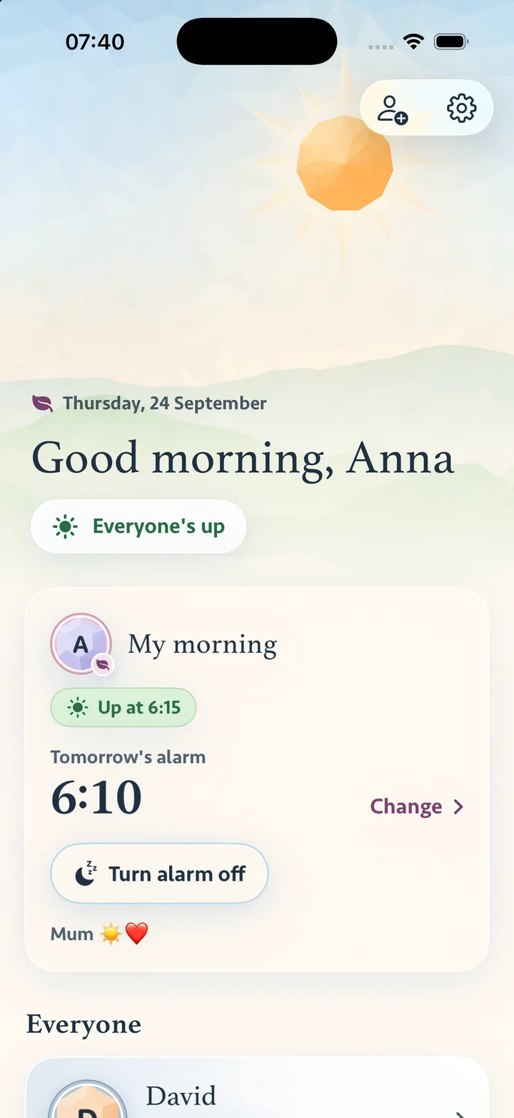 En families Athena: «God morgen, Anna» og «Alle er oppe». Under «Min morgen» står det at Anna er oppe kl. 6:15, at morgendagens alarm er kl. 6:10, og at Mamma har sendt en sol og et hjerte.