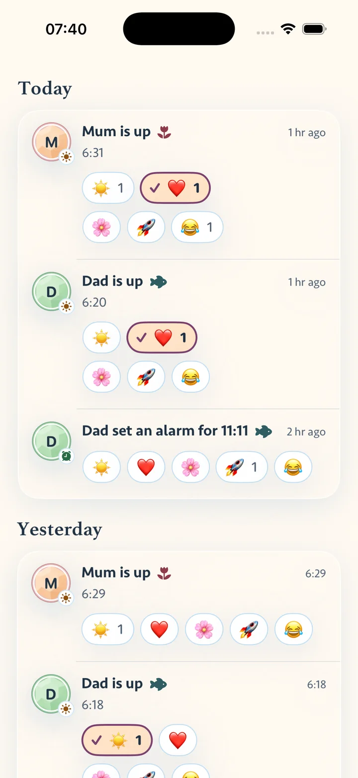 Annas Athena-feed: «Mamma er oppe, 6:31» og «Pappa er oppe, 6:20», hver med en rad med fem reaksjoner å sende, og Annas hjerte er valgt på begge.