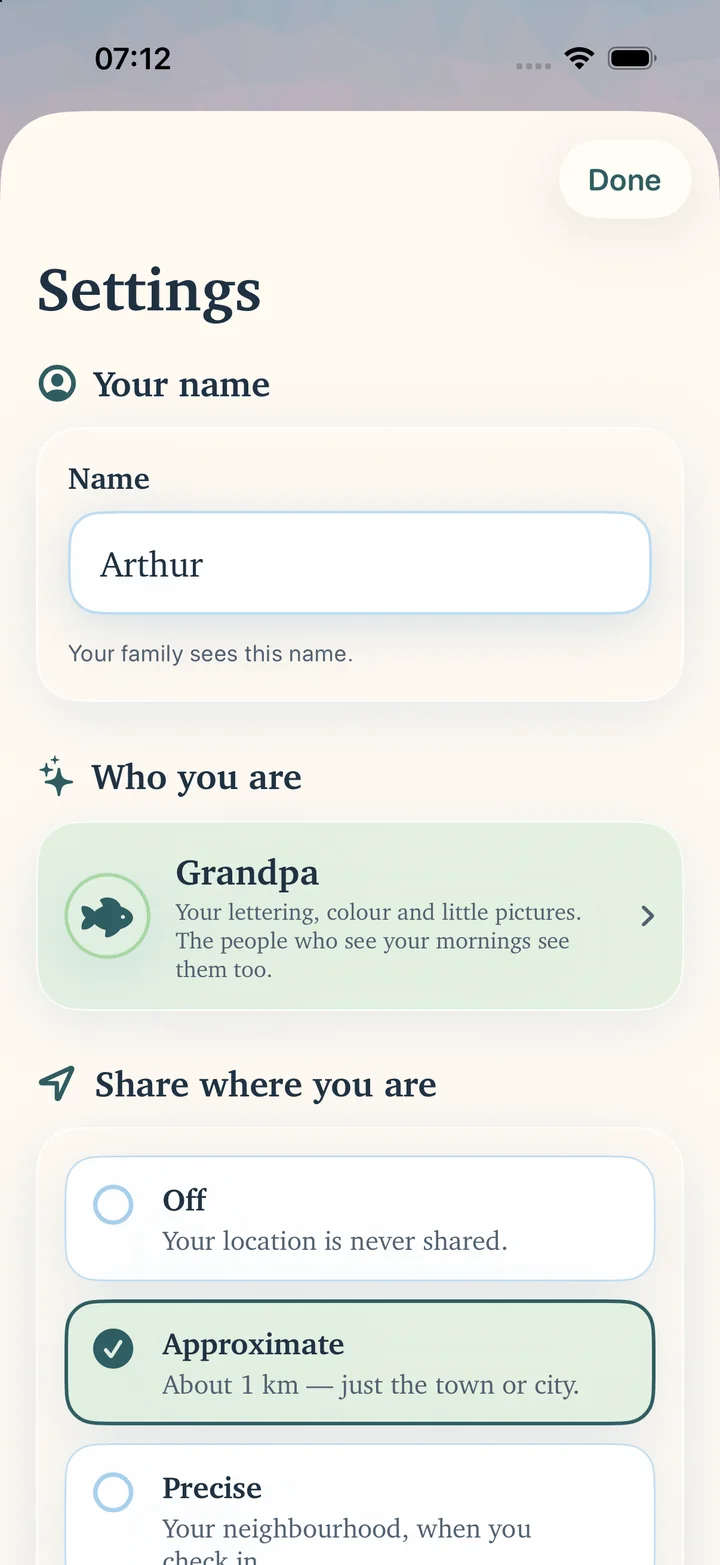 Athena-innstillinger for Arthur: navnet hans, «Hvem du er: Bestefar» og «Del hvor du er» med Av, Omtrentlig (valgt) og Nøyaktig.